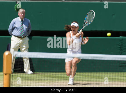 09.07.2015. die Wimbledon Tennis Championships 2015 statt in The All England Lawn Tennis and Croquet Club, London, England, UK. Garbine MUGURUZA (ESP) [20] (Adidas-Logo, vollständige Lsce Rock) V Agnieszka RADWANSKA (POL) [13] (Arbeitstag Logo Rock mit Spitze nur ein Stockfoto