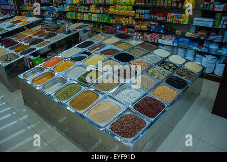 Anzeige von Samen, Nüssen, Bohnen, Linsen und Hülsenfrüchte, Gewürze Shop Dubai Stockfoto