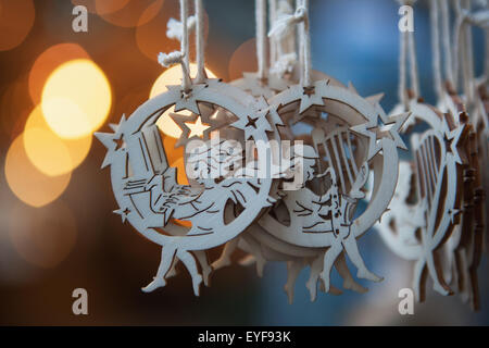 Hölzerne Weihnachtsschmuck zum Verkauf in einem Souvenirshop zeigt Engel spielen Musikinstrumente; Salzburg, Österreich Stockfoto