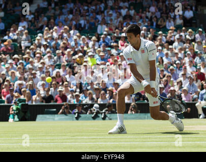 10.07.2015. die Wimbledon Tennis Championships 2015 statt in The All England Lawn Tennis and Croquet Club, London, England, UK. Herren Halbfinale auf dem Centre Court. Novak DJOKOVIC (SRB) [1] (dunkle Haare) V Richard GASQUET (FRA) [21] (blonde Haare). Stockfoto