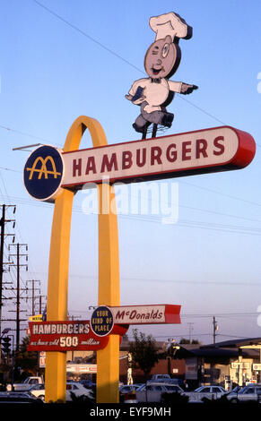 Neonschild für das älteste noch erhaltene Original McDonald's, das 1953 mit dem Speedee-Maskottchen in Downey, CA, USA, eröffnet wurde Stockfoto