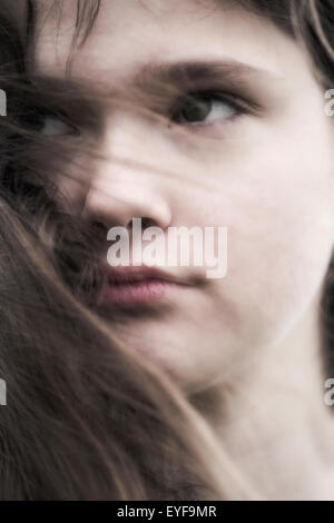 Headshot eines jungen und traurigen Mädchens Stockfoto