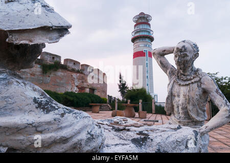 Chinesische Statue von zwei Männer spielen Schach mit einem Leuchtturm und die kleine Festung im Hintergrund; Xiamen, Provinz Fujian, China Stockfoto