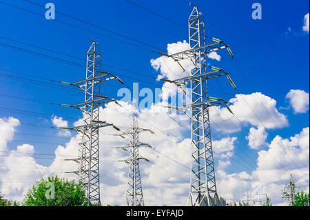 Stromleitung Türme auf blauen Himmelshintergrund Stockfoto