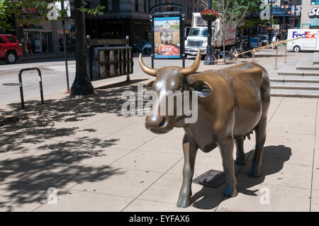 Bronze, Kuh zum Gedenken an Chicagos Cow Parade.  SIEHE BESCHREIBUNG FÜR DETAILS. Stockfoto