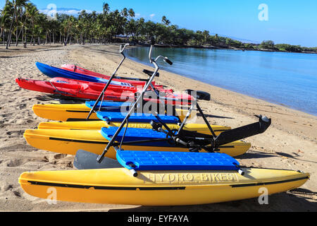 Hydro-Fahrräder und Kajaks am Anaehoomalu Beach auf der Big Island von Hawaii Stockfoto