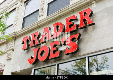 Ein Zeichen für einen Trader Joes Lebensmittelgeschäft in Chicago, USA. Stockfoto