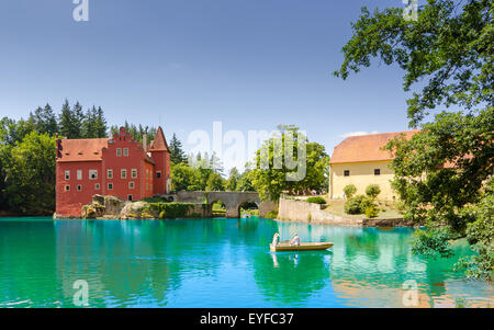 Verträumtes Schloss am blauen See Stockfoto