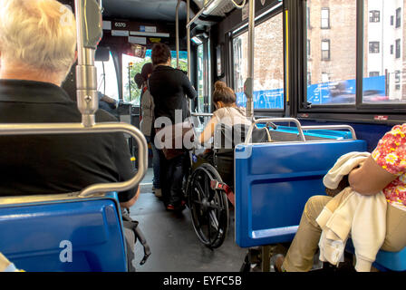 New York City, NY, USA, Leute, Innenstadtbus mit Rollstuhl, behindertengerechte Sitzgelegenheiten, besondere Bedürfnisse Stockfoto