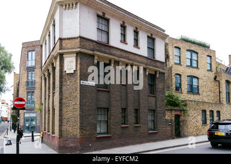 London, UK. 27. Juli 2015. 66-68 Bell Lane. Kontroverse umgibt Turner Prize gewinnen Künstler Tracy Emin Pläne zu zerstören 66-68 Bell Lane, ein lokal denkmalgeschütztes Gebäude in Spitalfields Erhaltung Bereich der Tower Hamlets, und ersetzen Sie es mit einem modernen Design vom Architekten Sir David Chipperfield. Das neue Gebäude, 66-68 Bell Lane zu ersetzen wird eine neue Heimat und zusätzliche Atelier zu den Künstlern bestehenden angrenzenden Atelier in Spannkluppen Boden bieten.  Spitalfields London Montag, 27. Juli 2015. Bildnachweis: Mark Baynes/Alamy Live-Nachrichten Stockfoto