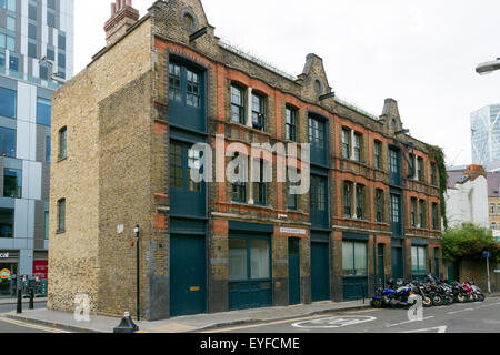 London, UK. 27. Juli 2015. TTragen Sie Boden E1. Kontroverse umgibt Turner Prize gewinnen Künstler Tracy Emin Pläne zu zerstören 66-68 Bell Lane, ein lokal denkmalgeschütztes Gebäude in Spitalfields Erhaltung Bereich der Tower Hamlets, und ersetzen Sie es mit einem modernen Design vom Architekten Sir David Chipperfield. Das neue Gebäude, 66-68 Bell Lane zu ersetzen wird eine neue Heimat und zusätzliche Atelier zu den Künstlern bestehenden angrenzenden Atelier in Spannkluppen Boden bieten.  Spitalfields London Montag, 27. Juli 2015. Bildnachweis: Mark Baynes/Alamy Live-Nachrichten Stockfoto