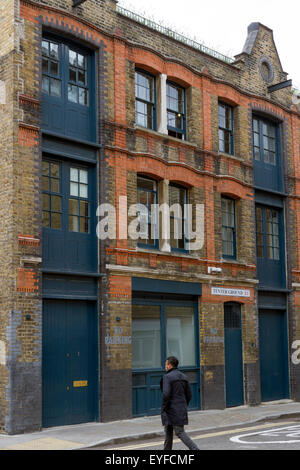 London, UK. 27. Juli 2015. TTragen Sie Boden E1. Kontroverse umgibt Turner Prize gewinnen Künstler Tracy Emin Pläne zu zerstören 66-68 Bell Lane, ein lokal denkmalgeschütztes Gebäude in Spitalfields Erhaltung Bereich der Tower Hamlets, und ersetzen Sie es mit einem modernen Design vom Architekten Sir David Chipperfield. Das neue Gebäude, 66-68 Bell Lane zu ersetzen wird eine neue Heimat und zusätzliche Atelier zu den Künstlern bestehenden angrenzenden Atelier in Spannkluppen Boden bieten.  Spitalfields London Montag, 27. Juli 2015. Bildnachweis: Mark Baynes/Alamy Live-Nachrichten Stockfoto