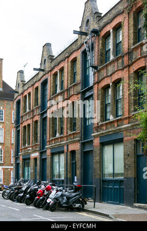 London, UK. 27. Juli 2015. TTragen Sie Boden E1. Kontroverse umgibt Turner Prize gewinnen Künstler Tracy Emin Pläne zu zerstören 66-68 Bell Lane, ein lokal denkmalgeschütztes Gebäude in Spitalfields Erhaltung Bereich der Tower Hamlets, und ersetzen Sie es mit einem modernen Design vom Architekten Sir David Chipperfield. Das neue Gebäude, 66-68 Bell Lane zu ersetzen wird eine neue Heimat und zusätzliche Atelier zu den Künstlern bestehenden angrenzenden Atelier in Spannkluppen Boden bieten.  Spitalfields London Montag, 27. Juli 2015. Bildnachweis: Mark Baynes/Alamy Live-Nachrichten Stockfoto