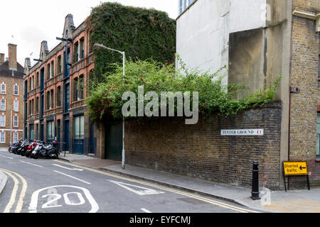 London, UK. 27. Juli 2015. TTragen Sie Boden E1. Kontroverse umgibt Turner Prize gewinnen Künstler Tracy Emin Pläne zu zerstören 66-68 Bell Lane, ein lokal denkmalgeschütztes Gebäude in Spitalfields Erhaltung Bereich der Tower Hamlets, und ersetzen Sie es mit einem modernen Design vom Architekten Sir David Chipperfield. Das neue Gebäude, 66-68 Bell Lane zu ersetzen wird eine neue Heimat und zusätzliche Atelier zu den Künstlern bestehenden angrenzenden Atelier in Spannkluppen Boden bieten.  Spitalfields London Montag, 27. Juli 2015. Bildnachweis: Mark Baynes/Alamy Live-Nachrichten Stockfoto