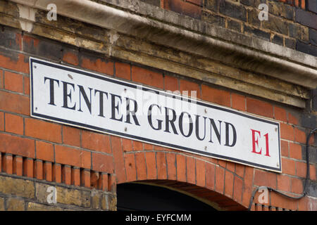 London, UK. 27. Juli 2015. TTragen Sie Boden E1. Kontroverse umgibt Turner Prize gewinnen Künstler Tracy Emin Pläne zu zerstören 66-68 Bell Lane, ein lokal denkmalgeschütztes Gebäude in Spitalfields Erhaltung Bereich der Tower Hamlets, und ersetzen Sie es mit einem modernen Design vom Architekten Sir David Chipperfield. Das neue Gebäude, 66-68 Bell Lane zu ersetzen wird eine neue Heimat und zusätzliche Atelier zu den Künstlern bestehenden angrenzenden Atelier in Spannkluppen Boden bieten.  Spitalfields London Montag, 27. Juli 2015. Bildnachweis: Mark Baynes/Alamy Live-Nachrichten Stockfoto