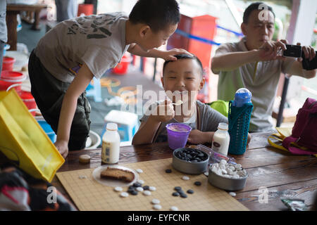 Kinder spielen auf Iceworld und DinoLand Wukesong Arena, in Peking, China. Stockfoto