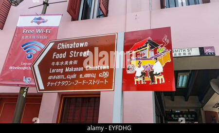 Zeichen im zentralen Singapur Leadng Chinatown Food Street, steht eine überdachte Fußgängerzone, gesäumt mit Dutzenden von Lebensmitteln Stockfoto