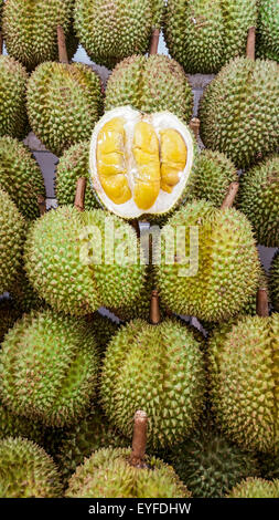 Berühmte stinkende Durian Frucht, zum Verkauf an ein Nachtmarkt in Singapur. Die kränkliche Duft aus dieser Frucht ist so intensiv, es Stockfoto