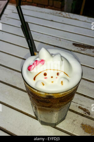 3D iced "Kunst Latte" prall voll von Bohnen, ein Coffee-Shop/Deli im Bezirk von Singapur Changi Village serviert Stockfoto