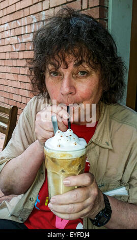 3D iced "Kunst Latte" prall voll von Bohnen, ein Coffee-Shop/Deli im Bezirk von Singapur Changi Village serviert. Stockfoto