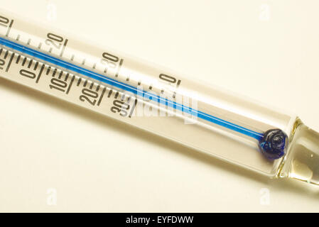 Ein Glas Alkohol-Thermometer ist in Fahrenheit und Celsius Zahlen kalibriert. Stockfoto