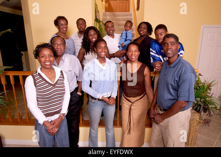 Drei Generationen einer Mittelklasse-afrikanische amerikanische Großfamilie posieren stolz in ihrem Wohnzimmer in Corona, Kalifornien. Stockfoto