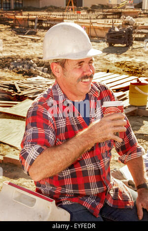 Hispanic Bauarbeiter nimmt eine Kaffeepause auf einer Baustelle in Costa Mesa, Kalifornien. Stockfoto