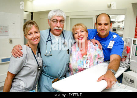 Ein Arzt, zwei Krankenschwestern und medizinische Techniker stellen bei einer Notaufnahme Krankenschwester Station in einem Krankenhaus in Orange, CA. Stockfoto