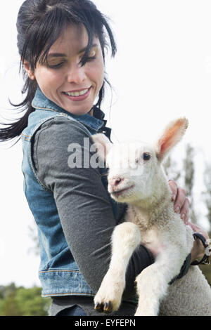 Frau Holding Lamm Stockfoto