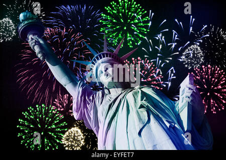 USA, New York City, Statue of Liberty und Feuerwerk display Stockfoto