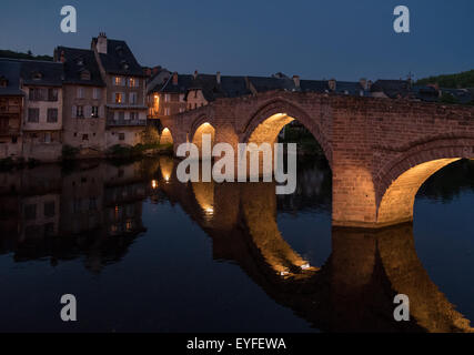 Alte mittelalterliche Brücke über den Fluss Lot in der Nacht, Brusque, Frankreich Stockfoto