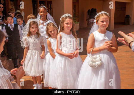 In formalen Erstkommunion Outfits, Aufstellung gemischtrassigen Kinder bei einem Laguna Niguel, CA, katholische Kirche zur Erstkommunion Zeremonien. Stockfoto