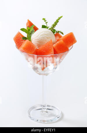 Weißes Eis mit gewürfelte Wassermelone Stockfoto