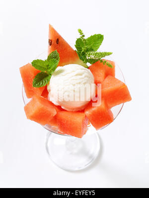 Weißes Eis mit gewürfelte Wassermelone Stockfoto