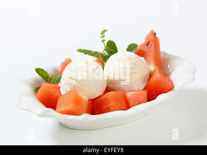 Zwei Kugeln weißen Eis mit Wassermelone Stockfoto