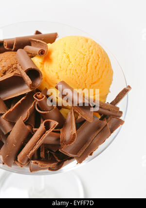Kugeln Eis mit Schokolade locken verziert Stockfoto