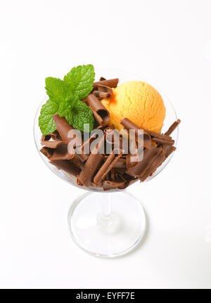 Kugeln Eis mit Schokolade locken verziert Stockfoto