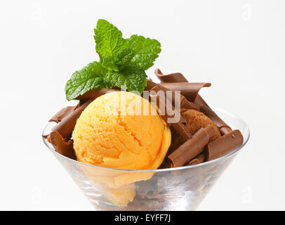 Kugeln Eis mit Schokolade locken verziert Stockfoto
