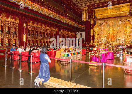 Buddha Tooth Relic Temple und Museum in Singapurs Chinatown Bezirk. Stockfoto