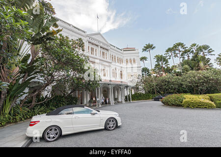 Vordere Außenseite des Raffles Hotel, das wurde 1887 gebaut und Singapurs bekannteste Ikone geworden. Stockfoto