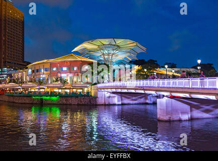 Blick auf den Clarke Quay nachts in wechselnden Farben beleuchtet. Die transformierten Speicherstadt entlang des Singapur-Flusses wird eine mag Stockfoto