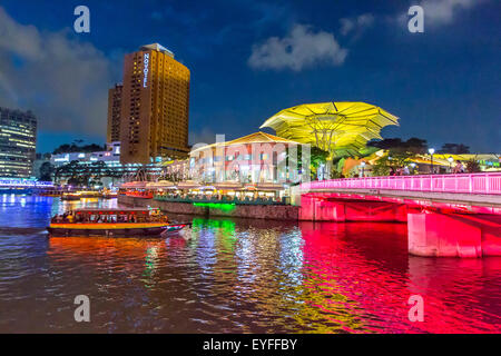 Blick auf den Clarke Quay nachts in wechselnden Farben beleuchtet. Die transformierten Speicherstadt entlang des Singapur-Flusses wird eine mag Stockfoto