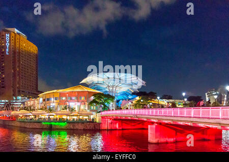 Blick auf den Clarke Quay nachts in wechselnden Farben beleuchtet. Die transformierten Speicherstadt entlang des Singapur-Flusses wird eine mag Stockfoto