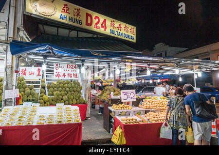 Berühmte stinkende Durian Frucht, zum Verkauf an ein Nachtmarkt in Singapur. Die kränkliche Duft aus dieser Frucht ist so intensiv, es Stockfoto