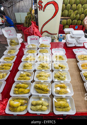 Berühmte stinkende Durian Frucht, zum Verkauf an ein Nachtmarkt in Singapur. Die kränkliche Duft aus dieser Frucht ist so intensiv, es Stockfoto