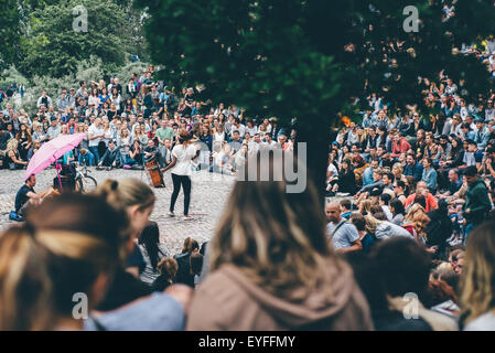 Menschen versammelten sich im Mauerpark an einem sonnigen Nachmittag. Stockfoto