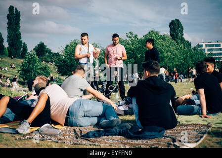 Menschen versammelten sich im Mauerpark an einem sonnigen Nachmittag. Stockfoto