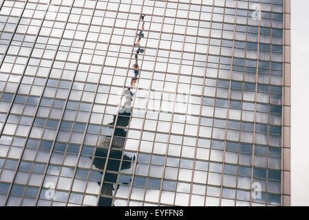 Der Berliner Fernsehturm spiegelt sich in den Fenstern des Radisson Blu Hotels vom Alexanderplatz aus gesehen. Stockfoto