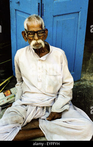 Alter Mann vor seinem Haus in Johdpur Indien Johdpur ruhen Stockfoto