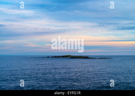 Eine kleine Insel im Atlantischen Ozean gesehen bei Sonnenuntergang von Louisbourg Leuchtturm, Louisbourg, Nova Scotia, Kanada Stockfoto